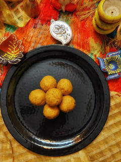 बेसन के लड्डू (besan ke laddu recipe in hindi) रेसिपी मुख्य फोटो
