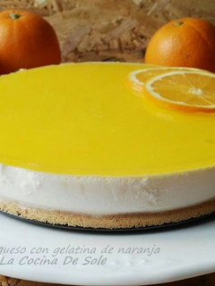 Una foto de Tarta de queso con gelatina de naranja