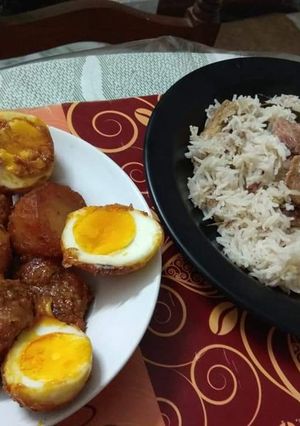 A picture of Chicken Dakbunglow served with Gondhoraj fish pulao.