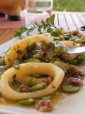 Calamares con habitas y jamón