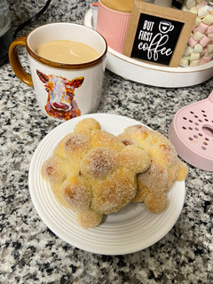 Una foto de Pan de muerto relleno