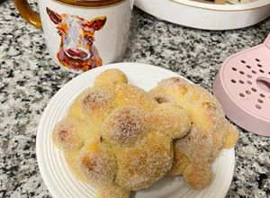 Una foto de Pan de muerto relleno