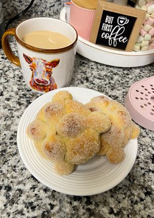 Una foto de Pan de muerto relleno