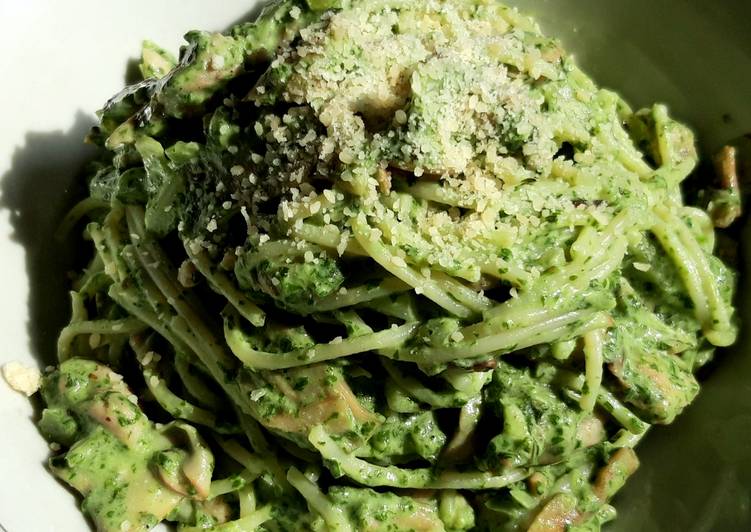 Spaghetti with Spinach Carbonara Sauce (Pasta Bayam Creamy)