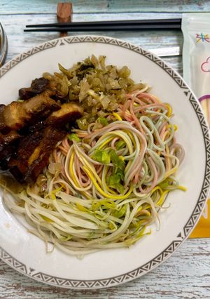 控肉酸菜拌咖樂彩虹麵 的食譜成品照片