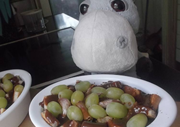 Migas con chocolate, tocino y uvas