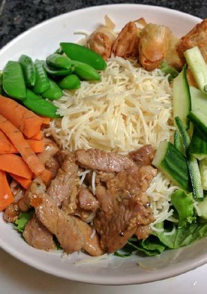 A picture of Vietnamese Noodle salad/bowl.