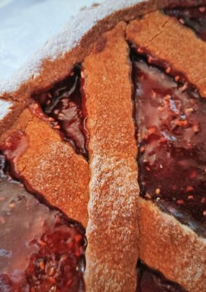 Foto di Crostata con farina di castagne e marmellata di lamponi