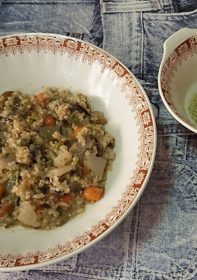 Una foto de Ensalada vegana de arroz integral con toque fresco
