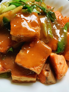 豆腐燒鮭魚~剩菜再製食記 的食譜成品照片
