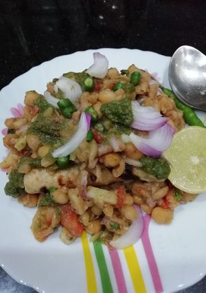 A picture of Ragda Patties.