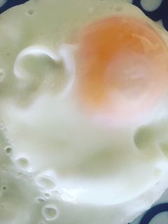 Una foto de Huevo 🥚 frito con jamón
