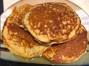 Una foto de panqueques de avena con yogurt