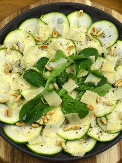 Una foto de Carpaccio de calabacín