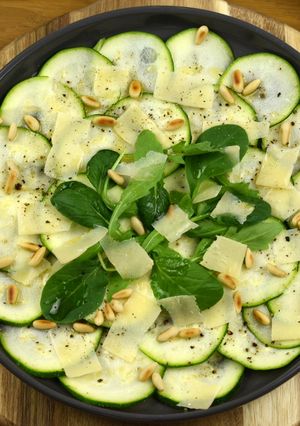 Una foto de Carpaccio de calabacín