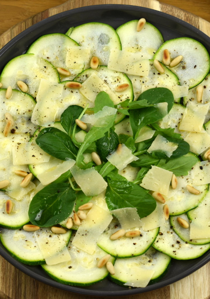 Una foto de Carpaccio de calabacín