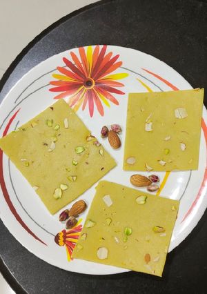 મુંબઈનો હલવો (Bombay Halwa recipe in Gujarati) રેસીપી મુખ્ય ફોટો