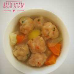 รูปของ Sop sayur baso ayam dan baso goreng, mudah asal nyemplung😂😂