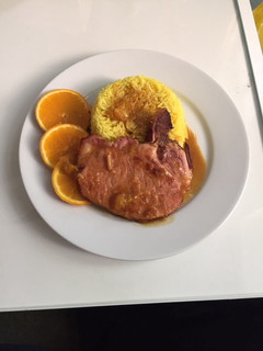 Una foto de Chuletas ahumadas con arroz de melocotón