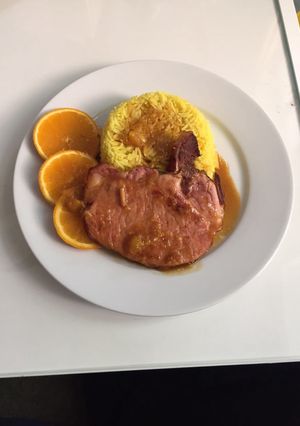 Una foto de Chuletas ahumadas con arroz de melocotón
