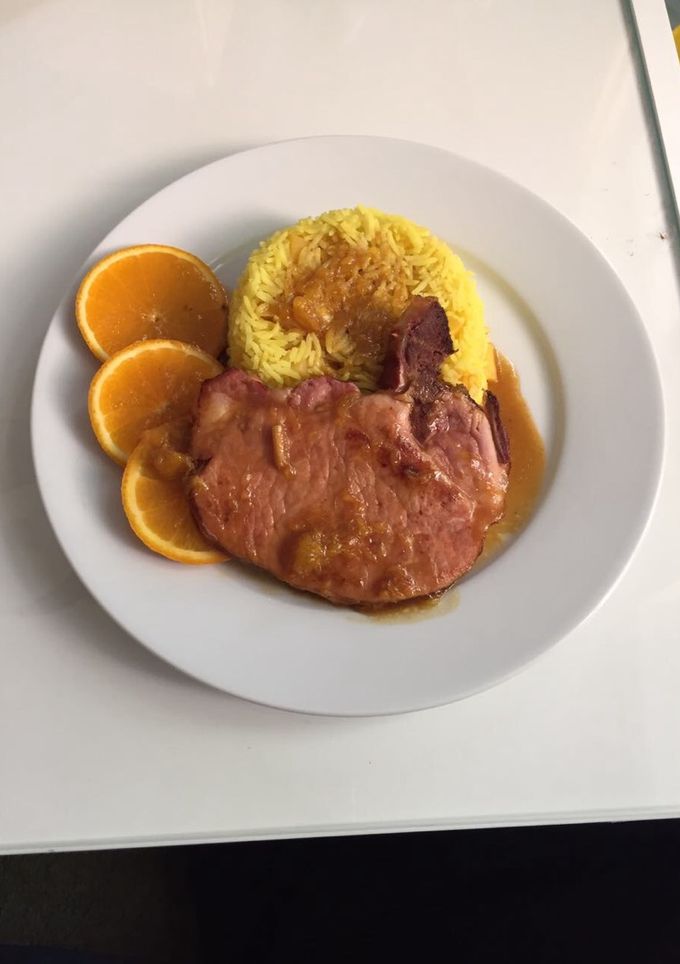 Una foto de Chuletas ahumadas con arroz de melocotón