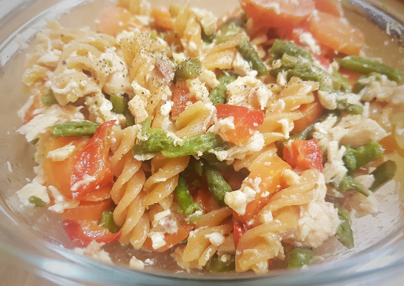 Pasta de lenteja roja con verduras y salmón