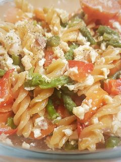 Una foto de Pasta de lenteja roja con verduras y salmón