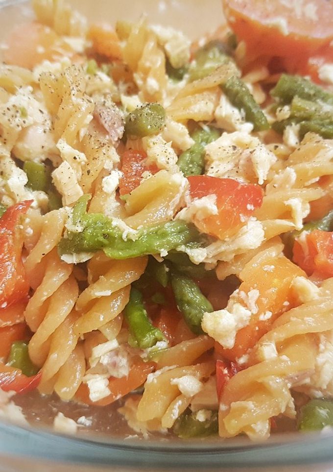 Una foto de Pasta de lenteja roja con verduras y salmón