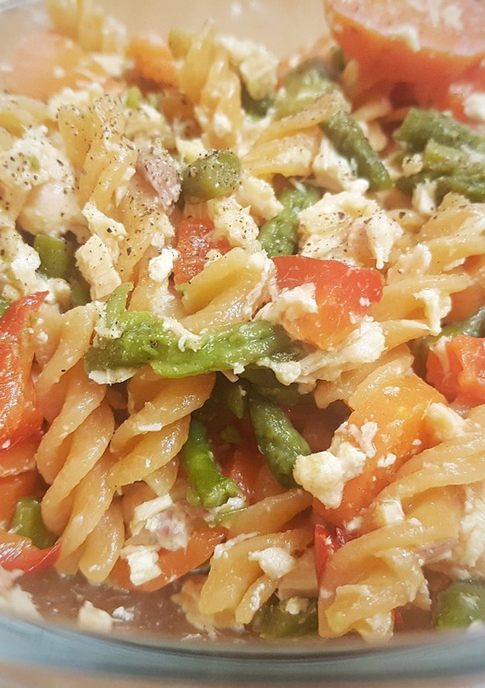 Una foto de Pasta de lenteja roja con verduras y salmón