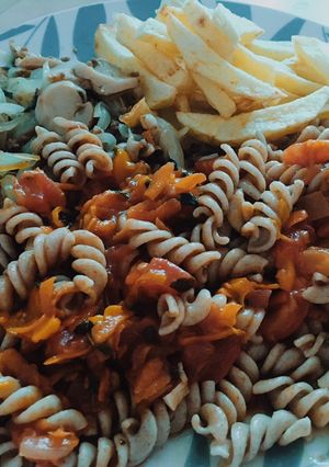 Una foto de Fideos integrales c/ verduras + papas fritas + cebolla con champiñones sazonado 💚