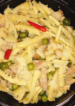 Hình của món Cà dại kho với măng chua và thịt ba chỉ của người Mường.