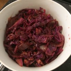 A picture of Braised red cabbage.