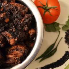 A picture of Peppery black chicken-kali murgh.