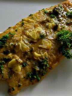 Una foto de Merluza al vino con notas de limón!