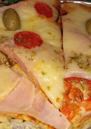 Una foto de Pizza de pollo (masa a base de pollo, huevos y avena)