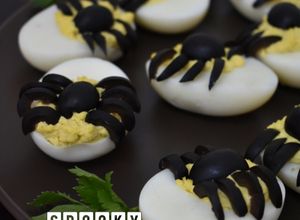 Foto resep Spooky Spider Deviled Eggs
