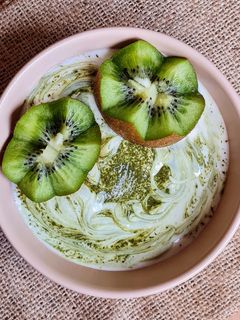 Una foto de Matcha yogur bowl con Yang Tao o kiwi 🥣 🍵💚🇯🇵🥝 🇨🇳