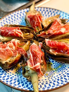 Una foto de Alcachofas al horno con jamón ibérico