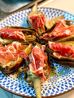 Una foto de Alcachofas al horno con jamón ibérico