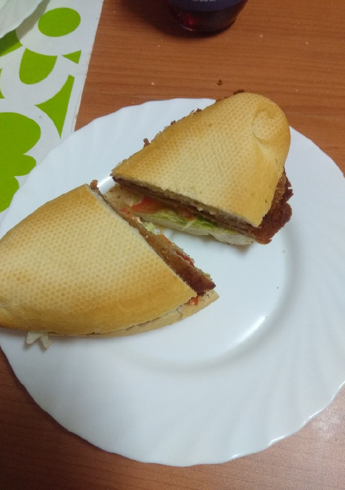 Una foto de Bocadillo de ternera empanada con tomate, escarola y mayonesa