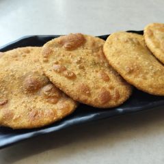A picture of Aloo matar ki kachori.