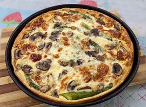Una foto de Tarta de espárragos y champiñones 🍄