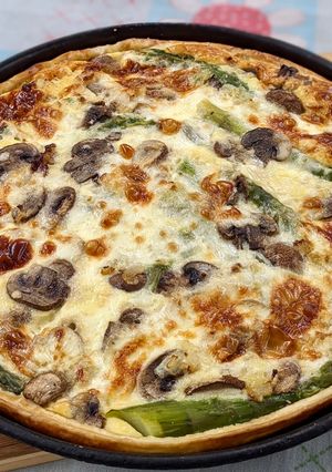 Una foto de Tarta de espárragos y champiñones 🍄