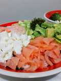 Poke bowl saludable de salmón y camarón