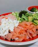 Poke bowl saludable de salmón y camarón