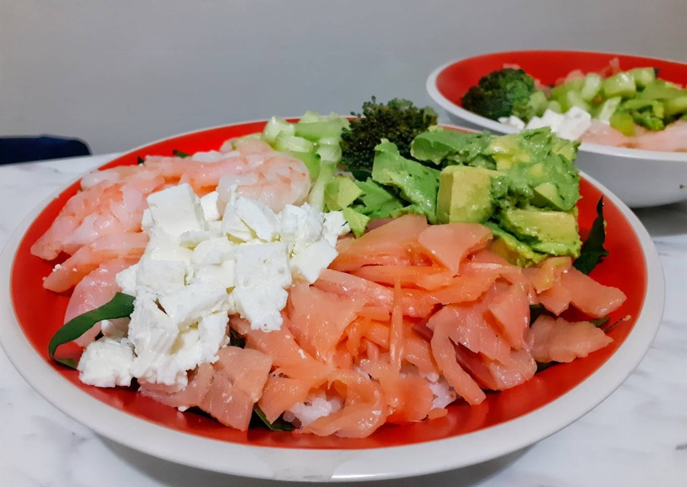 Poke bowl saludable de salmón y camarón