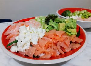 Una foto de Poke bowl saludable de salmón y camarón