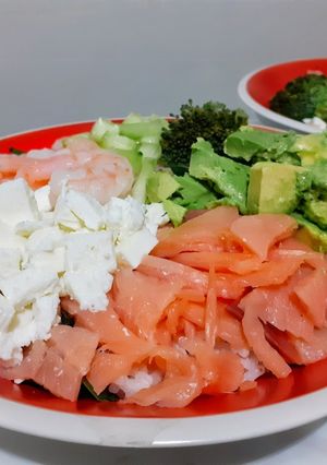 Una foto de Poke bowl saludable de salmón y camarón