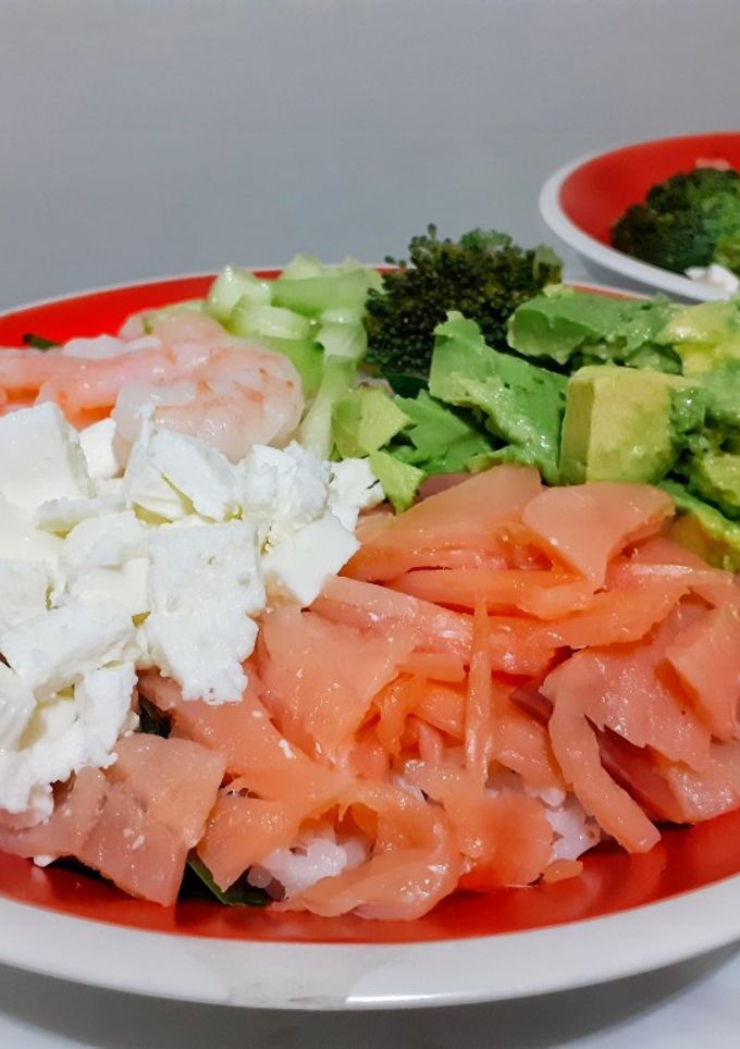 Una foto de Poke bowl saludable de salmón y camarón