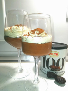 Una foto de Mousse de chocolate con nata a la vainilla